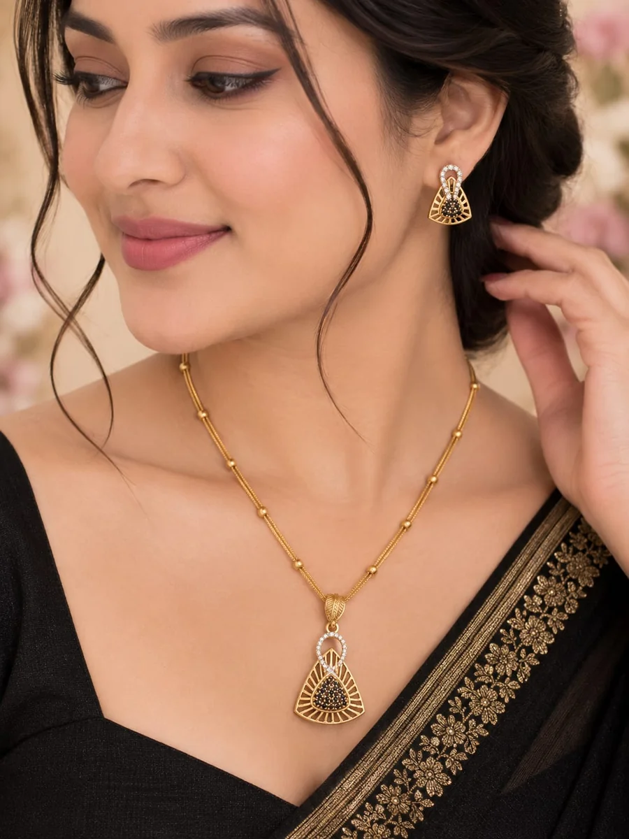 Noir Teardrop Gold Chain Set